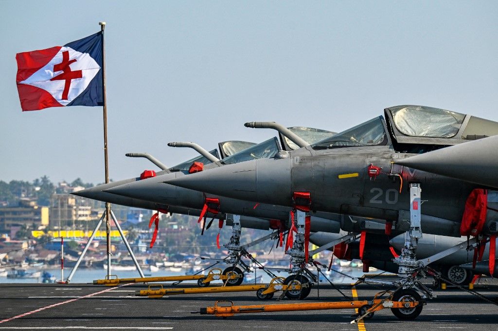 Francia Rafale vadászrepülőgépek a Charles de Gaulle nukleáris meghajtású repülőgép-hordozó főfedélzetén