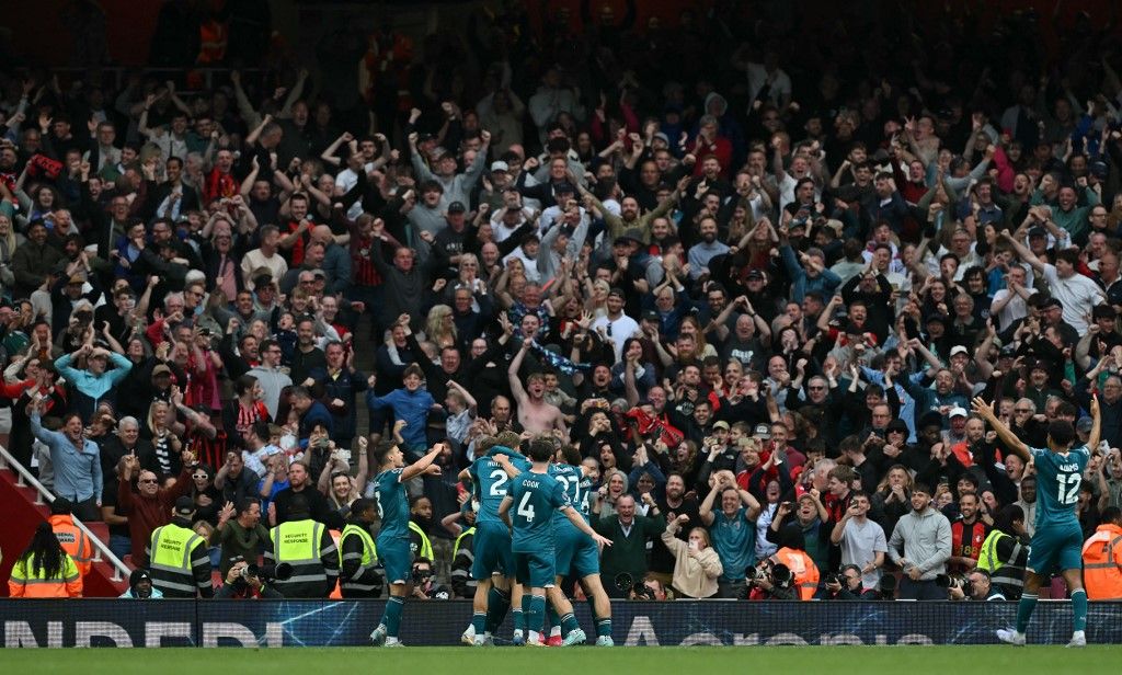 Kerkez Milos (bal oldalt, felemelt kézzel) ünnepli a Bournemouth győzelmét az Arsenal ellen. Szoboszlai Dominik is gratulált a sikerhez