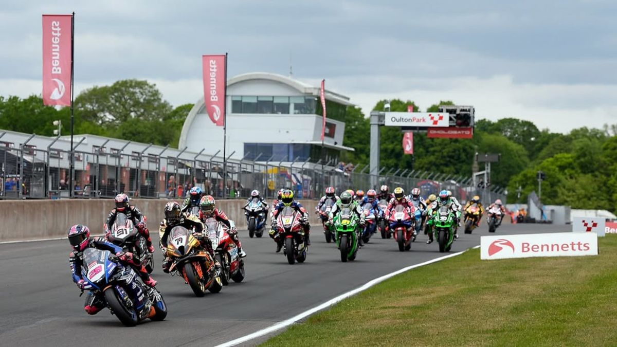 Egy versenybalesetben két motoros is életét vesztette a brit Superbike bajnokságban