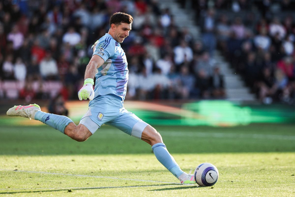 A világbajnok argentin kapus, Emiliano Martínez távozóban, az Aston Villa után Barcelona vagy Szaúd-Arábia lehet a következő állomás
