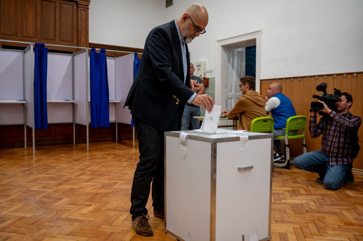 Kolozsvár, 2025. május 4.
Kelemen Hunor, a Romániai Magyar Demokrata Szövetség (RMDSZ) elnöke leadja szavazatát a megismételt romániai elnökválasztás első fordulójában a kolozsvári János Zsigmond Unitárius Kollégiumban kialakított szavazókörzetben 2025. május 4-én.
MTI/Kiss Gábor