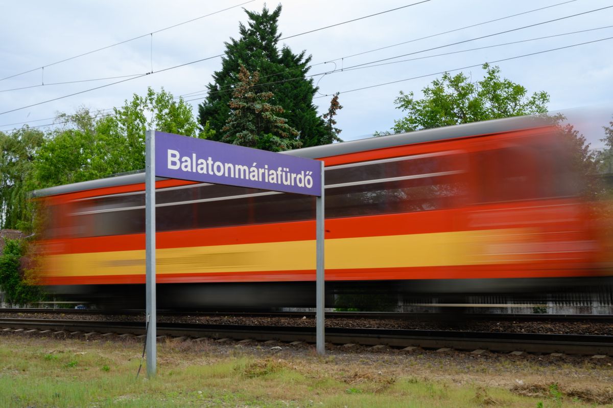 Balatonmáriafürdő, 2023. május 24.
Vonat érkezik a Balatonmáriafürdő vasútállomásra a mintegy 215 millió forintból felújított felvételi épület átadásának napján, 2023. május 24-én.
MTI/Vasvári Tamás