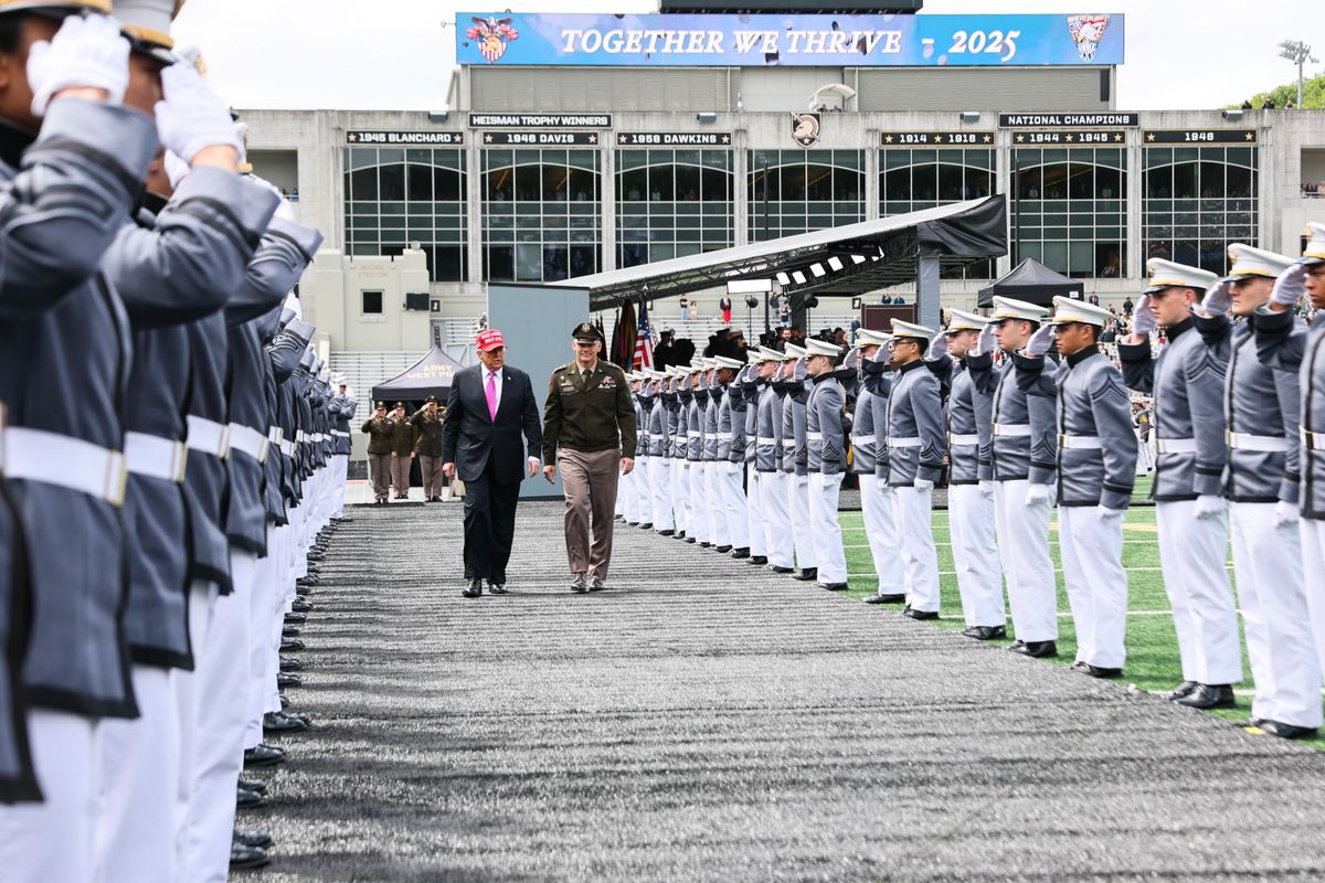 A West Pointban Trump közölte: rekordösszegből fejleszti az amerikai hadsereget. Új korszak jön, ideológia helyett teljesítményalapú rendszerrel.