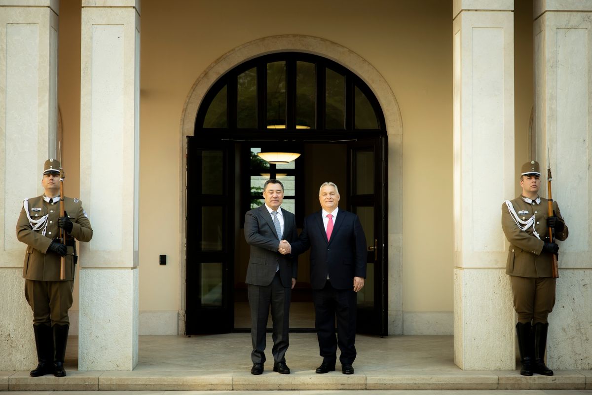 Budapest, 2025. május 21.
A Miniszterelnöki Kommunikációs Főosztály által közreadott képen Orbán Viktor miniszterelnök (j) fogadja Szadir Zsaparov kirgiz elnököt (b) a Karmelita kolostorban 2025. május 21-én.
MTI/Miniszterelnöki Kommunikációs Főosztály/Fischer Zoltán