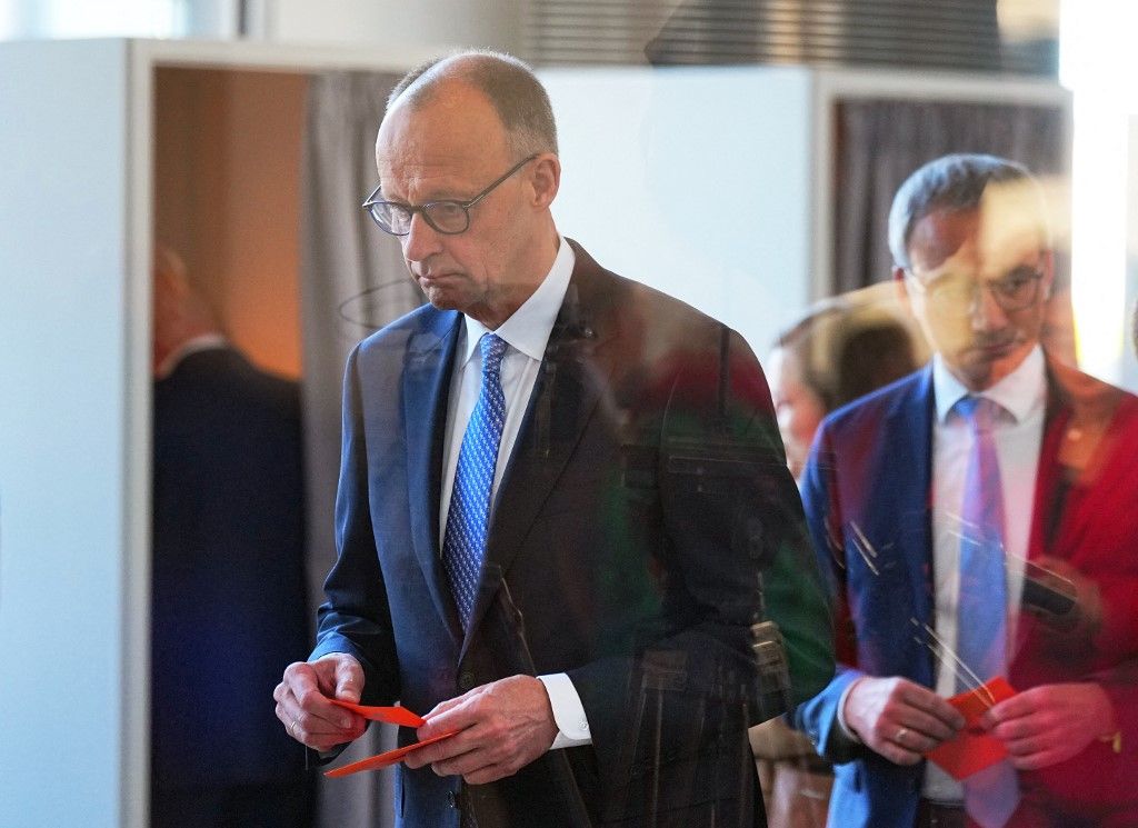 dpatop - 06 May 2025, Berlin: Chancellor-designate Friedrich Merz (CDU, l) casts his ballot in the Bundestag during the election of the Chancellor. The election and swearing-in of the Federal Chancellor and the new Federal Government takes place in the Bundestag. Photo: Michael Kappeler/dpa (Photo by MICHAEL KAPPELER / DPA / dpa Picture-Alliance via AFP)