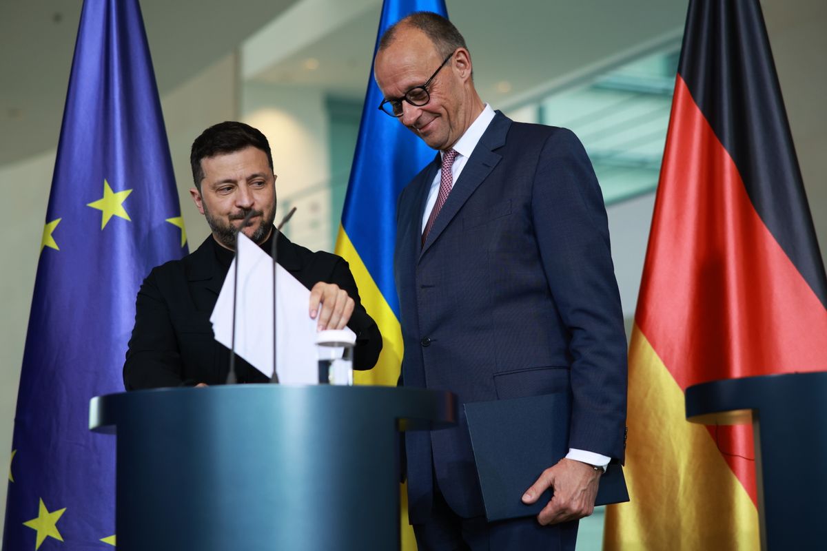 Berlin, 2025. május 28.
Friedrich Merz német kancellár (j) és Volodimir Zelenszkij ukrán elnök sajtótájékoztatót tart a megbeszélésüket követően a berlini kancellárián 2025. május 28-án.
MTI/EPA/Clemens Bilan