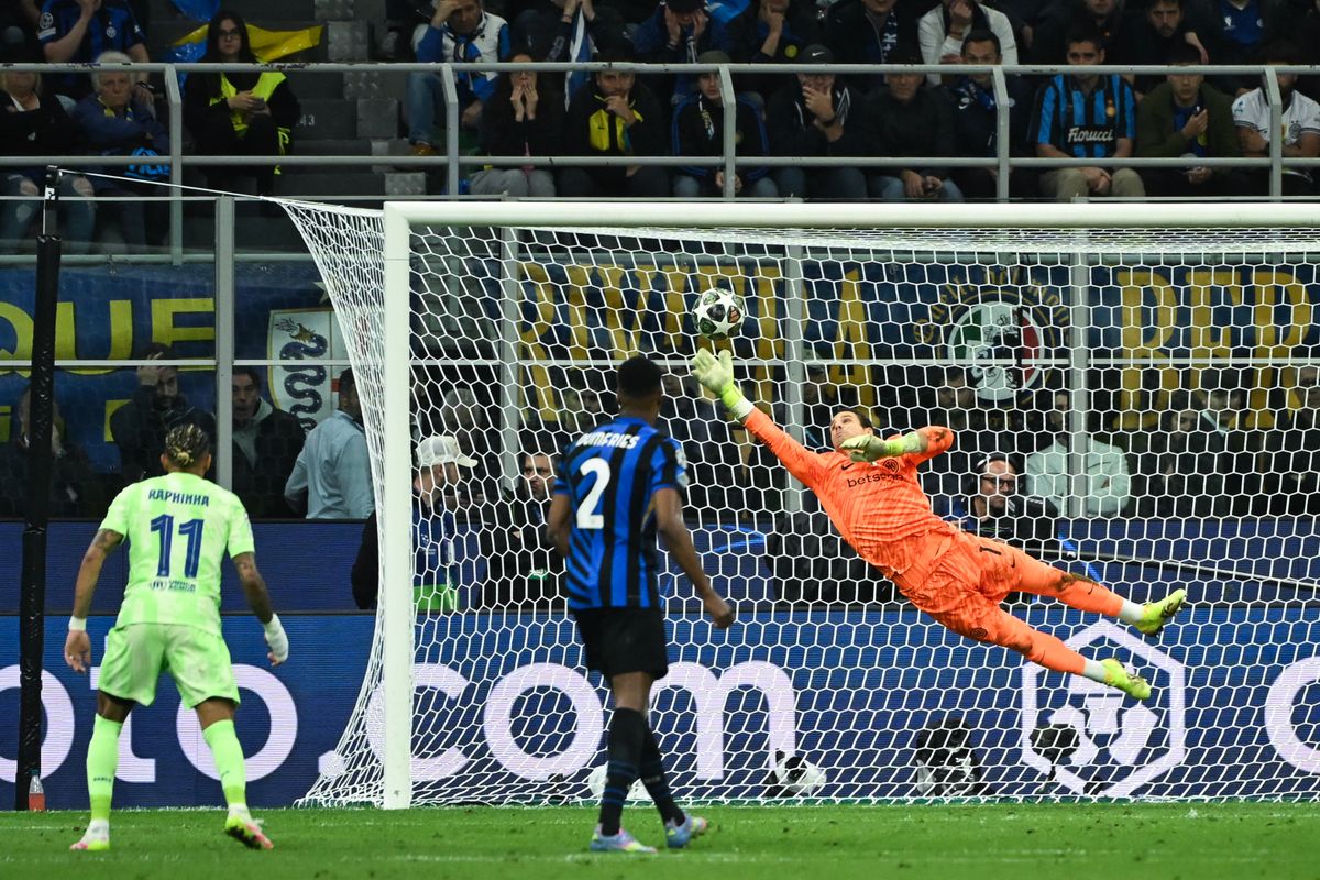 Yann Sommer egyik bravúrja a sok közül a Barcelona ellen.