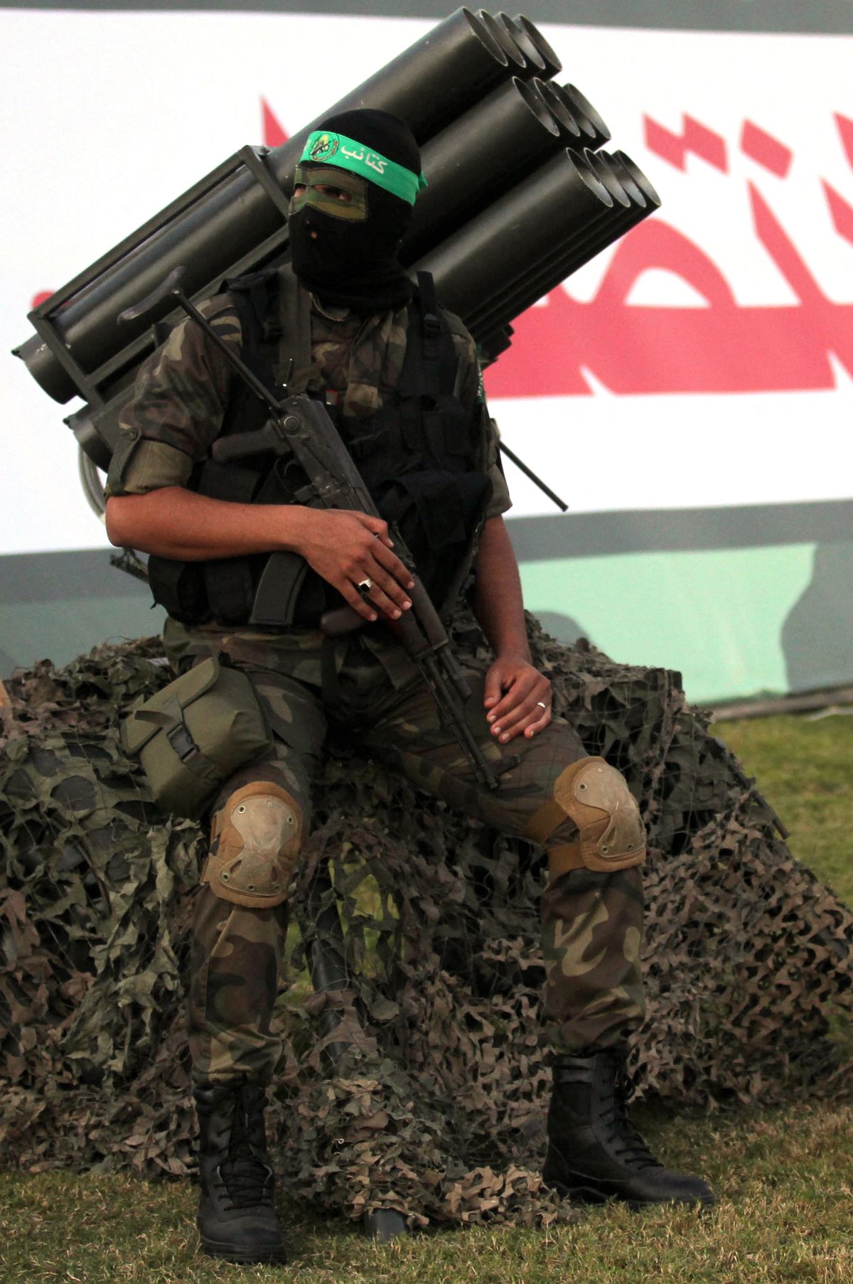 A Palestinian member of Hamas's armed wing sits on a multiple rocket launcher before an anti-Israel rally in Rafah in the southern Gaza Strip November 13, 2014. The rally was organized in memory of Hamas's military commanders who were killed during the most recent conflict between the armed group and Israel. AFP PHOTO/ SAID KHATIB sits next to a multiple rocket launcher (Photo by SAID KHATIB / AFP)
Lugas 05.24.