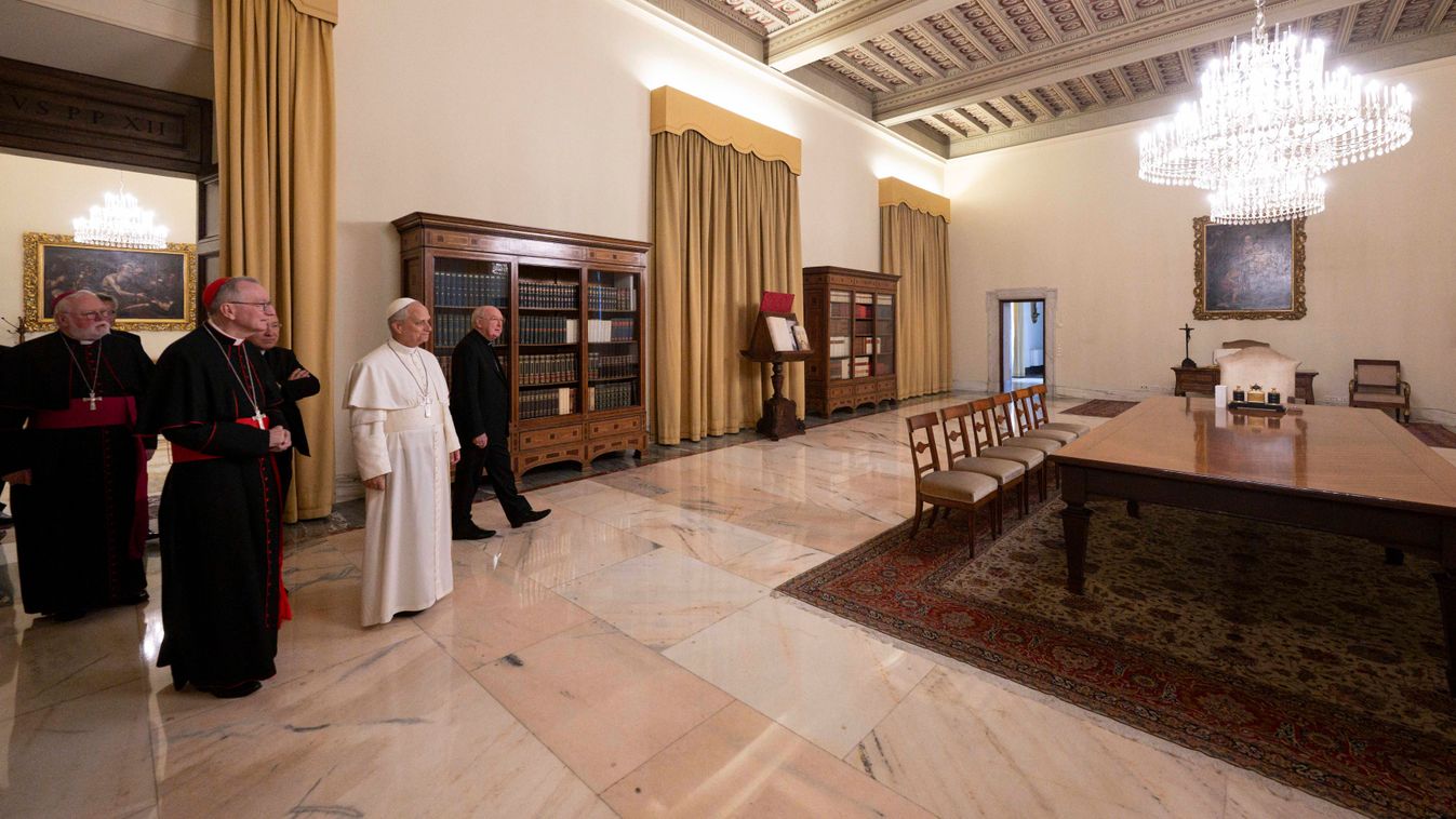 XIV. Leó pápa megtekinti az Apostoli Palotát