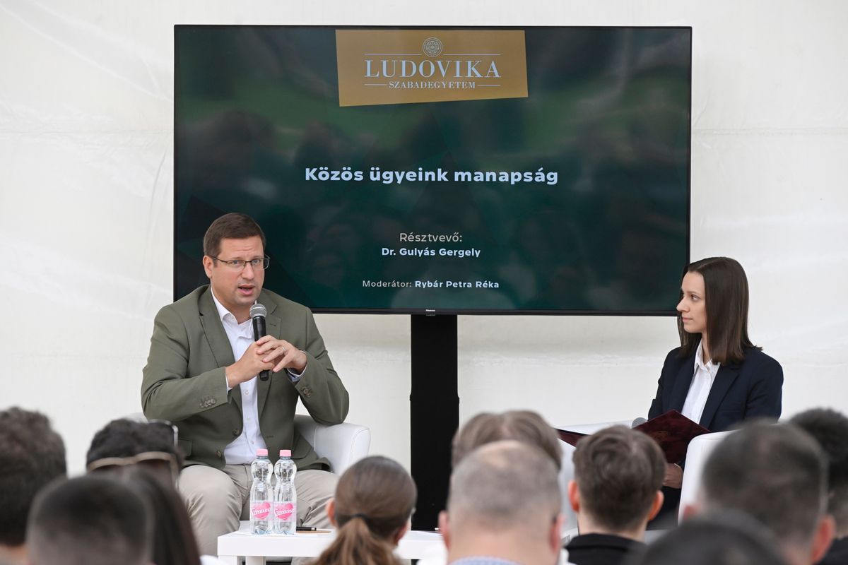 Gulyás Gergely szerint Magyar Péter nem új alternatíva, csak Gyurcsány Ferenc politikai örökségének folytatója. A Tisza Párt sem különb a DK-nál.