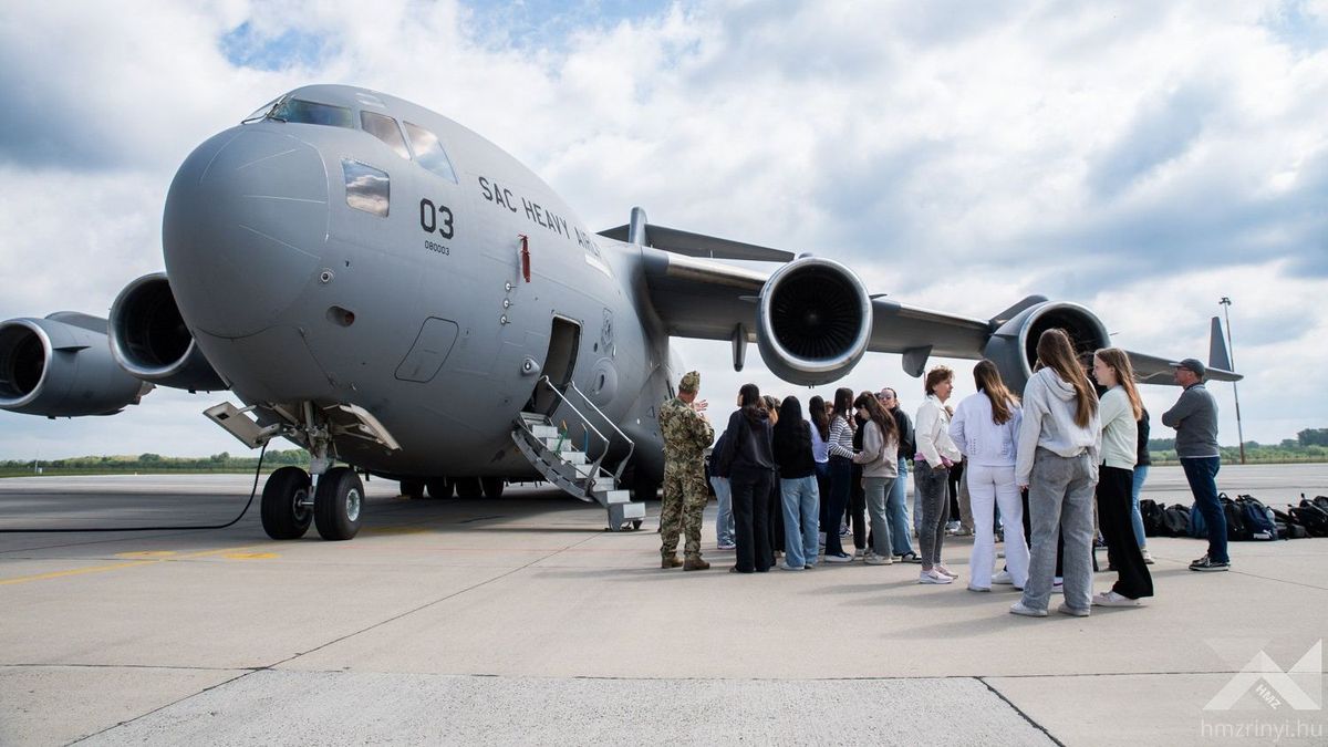 Iskolások jártak a honvédség C-17-es fedélzetén + videó