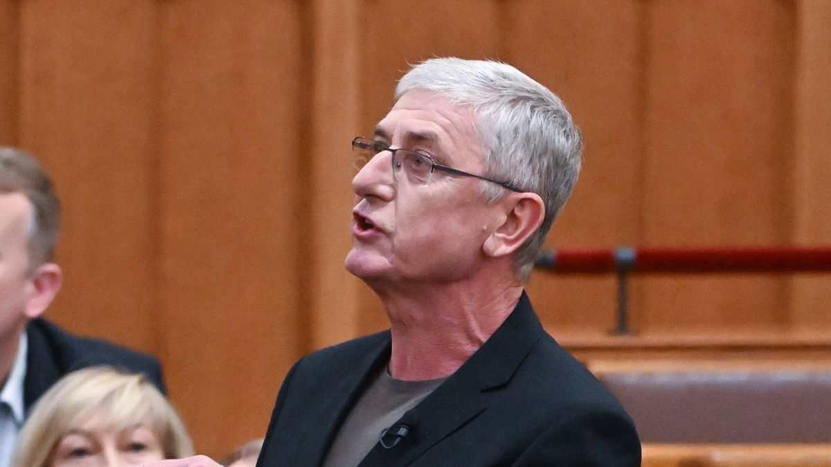 Budapest, 2024. szeptember 30.
Gyurcsány Ferenc, a DK elnöke reagál a miniszterelnök felszólalására az Országgyűlés plenáris ülésén 2024. szeptember 30-án.
MTI/Koszticsák Szilárd
