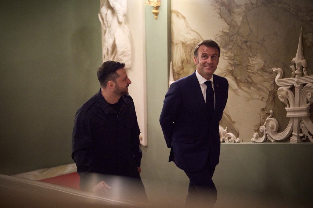 Volodimir Zelenszkij ukrán (B) és Emmanuel Macron francia elnök (Fotó: AFP)