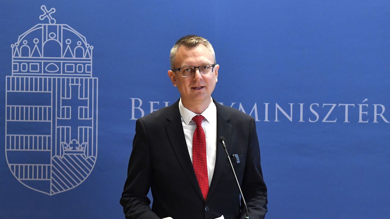 Az idén 11 milliárd forintnyi teljesítményjuttatást kapnak a rendvédelmi dolgozók

MTI Fotószerkesztõség

Soós Lajos