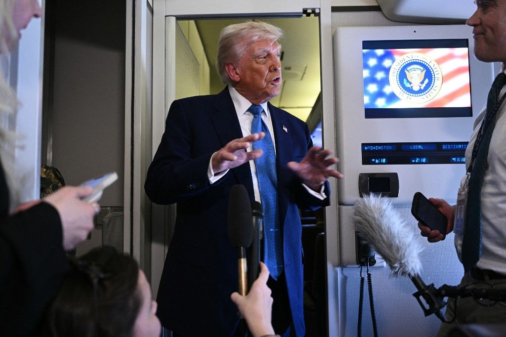 Donald Trump amerikai elnök beszél az őt kísérő média képviselőivel az Airforce One fedélzetén, miután elhagyta Abu-Dzabit közel-keleti körútja végén, 2025. május 16-án. 