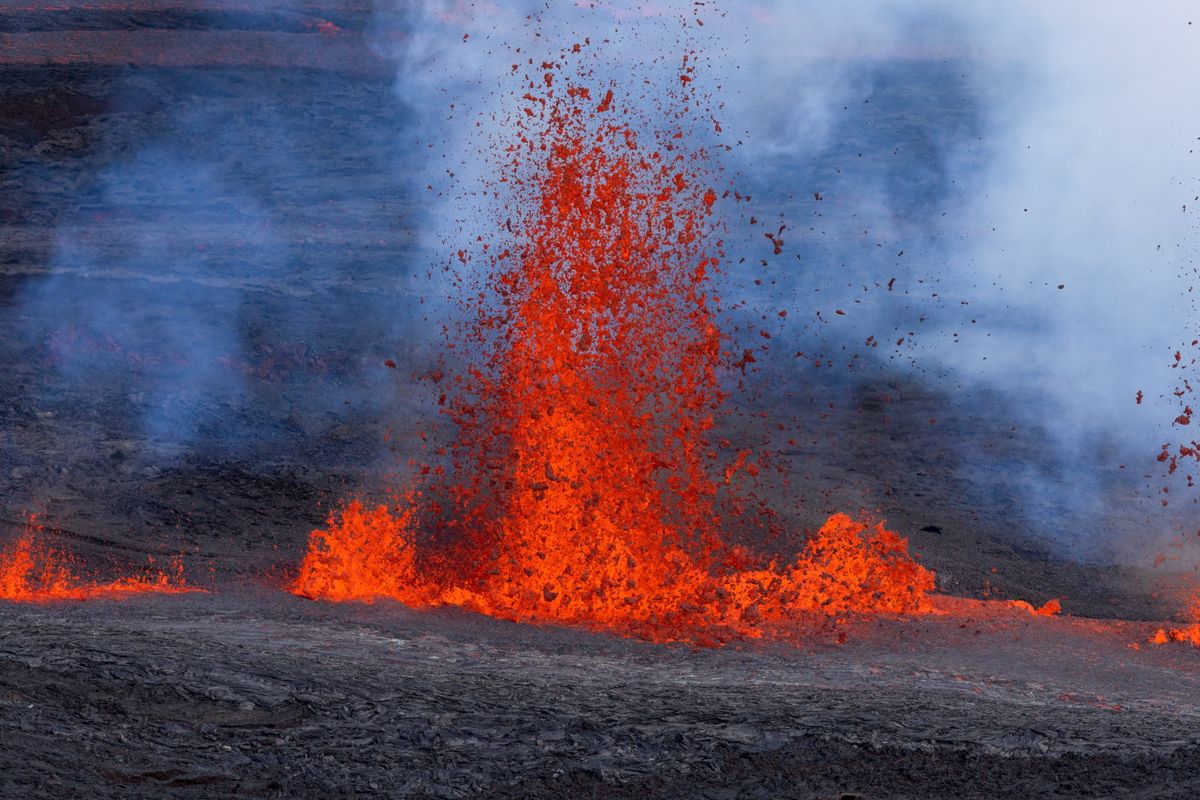 Hawaii, 2022. november 29.
Vörösen izzó láva ömlik le a világ legnagyobb működő vulkánjának, a Mauna Loának a Mokuaweoweo kráteréből északkeleti irányban Hawaii szigetén 2022. november 28-án. A kitörés intenzitása, a lávaömlés mennyisége és gyorsasága változhat, ezért a környéken élőket fokozott óvatosságra intették. A Mauna Loa 38 évvel ezelőtt tört ki utoljára.
MTI/EPA/Bruce Omori