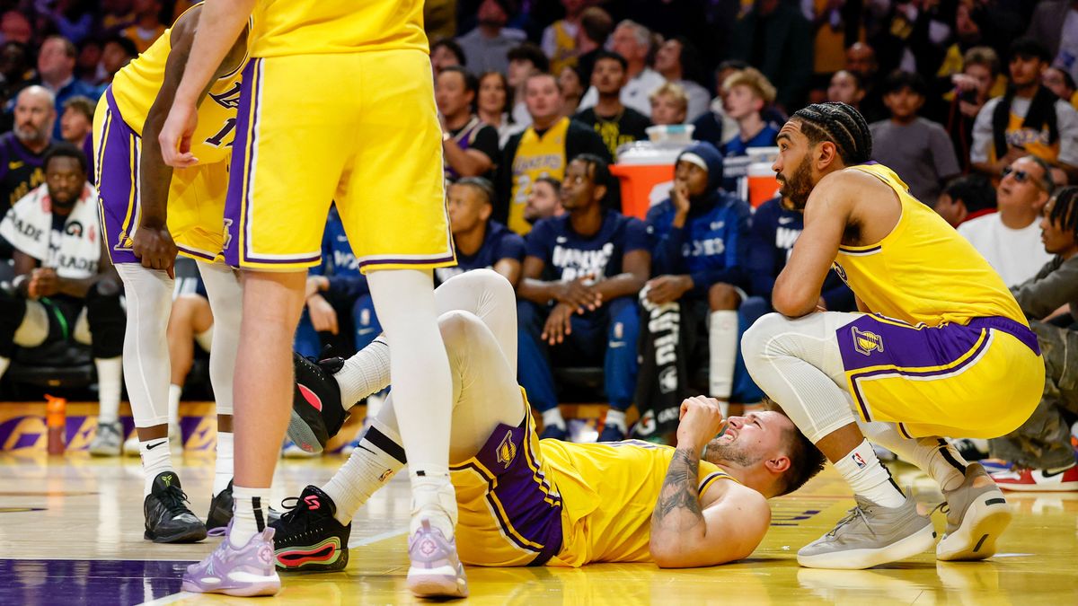 Luka Doncic fájdalmas arccal terült el a földön, a Lakers játékosát az öltözőben kellett ápolni.