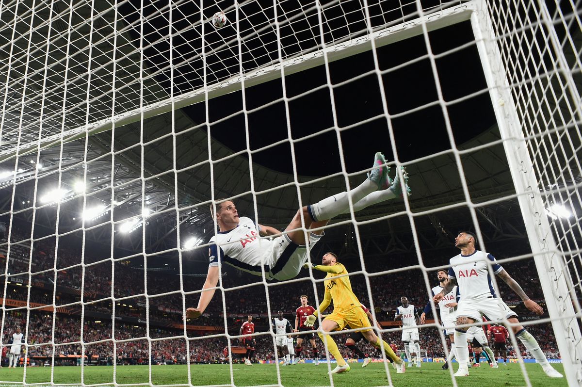 Micky van de Ven hanyatt esett, fájt neki, de megérte, nyert a Tottenham a Manchester United ellen