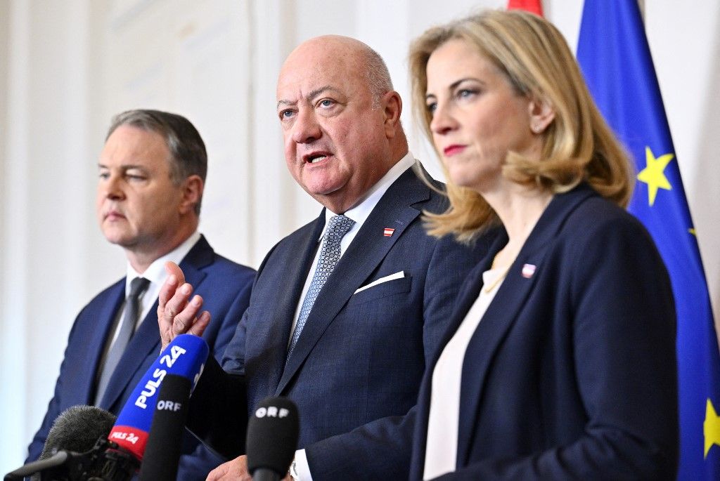 (L-R) Austrian Vice-Chancellor Andreas Babler from the social democratic SPOe party, Austrian Chancellor Christian Stocker from the conservative OeVP and Austrian Foreign Minister Beate Meinl-Reisinger from the liberal NEOS address the press during the government's working retreat at the Chancellery in Vienna, Austria, on March 18, 2025. (Photo by HANS KLAUS TECHT / APA / AFP) / Austria OUT