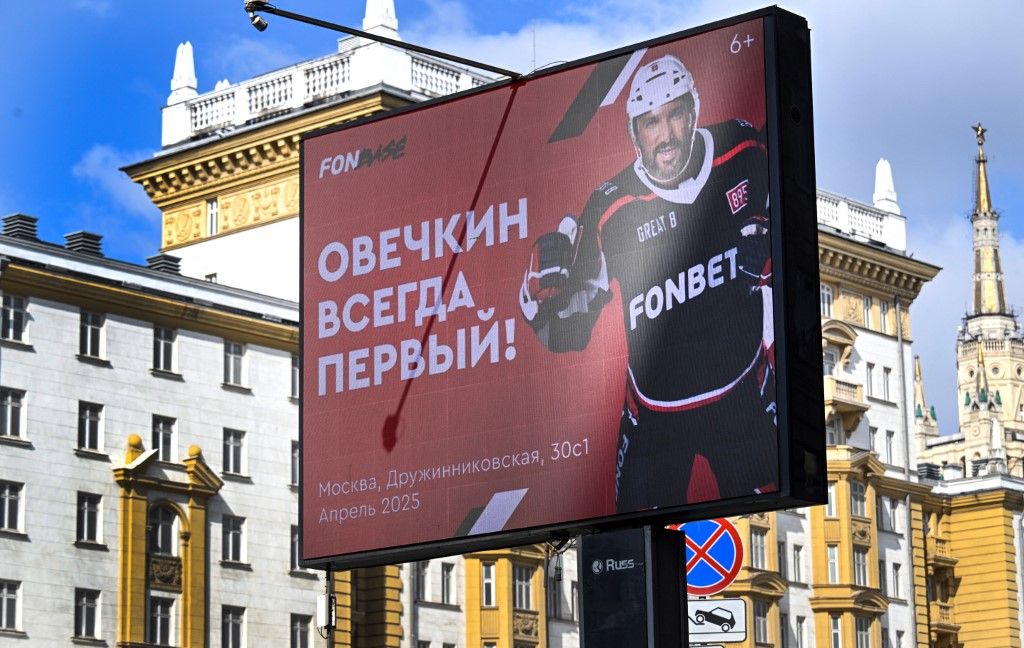 Ovecskin mindig az első. Oroszországot több ilyen plakát, transzparens lepte el februárban. Az orosz sztár sem lehet ott a téli olimpián az IIHF döntése nyomán