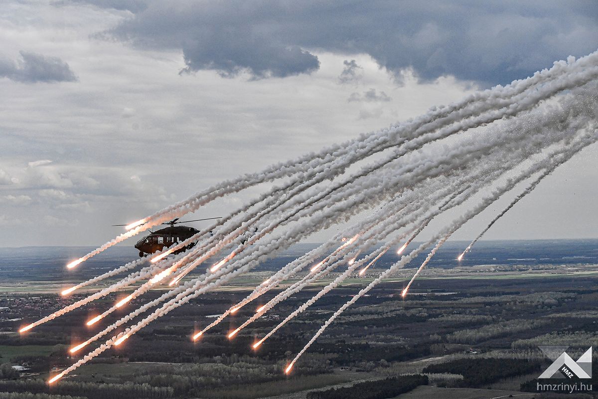 A magyar haderőfejlesztés egyik „gyümölcse”, az Airbus H145M helikopter egy infracsapdás gyakorlatot hajt végre (Forrás: Honvédelem.hu)