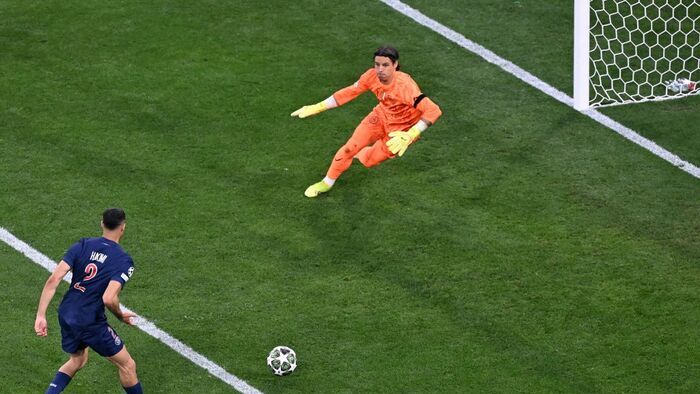 Bajnokok Ligája, BL, döntő, 2025, PSG, Inter, München, Paris Saint-Germain's Moroccan defender #02 Achraf Hakimi (L) scores his team's first goal past Inter Milan's Swiss goalkeeper #01 Yann Sommer during the UEFA Champions League final football match bet