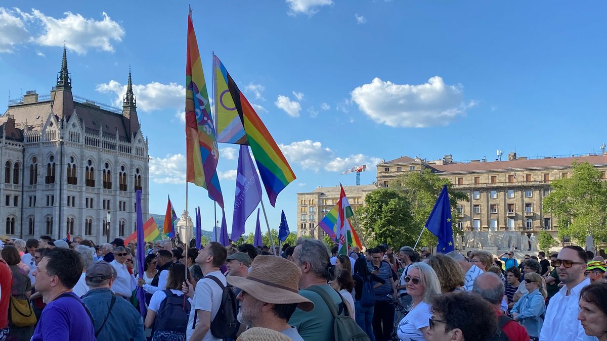 Elenyésző érdeklődés mellett tüntettek a pride mellett a Kossuth téren + fotók