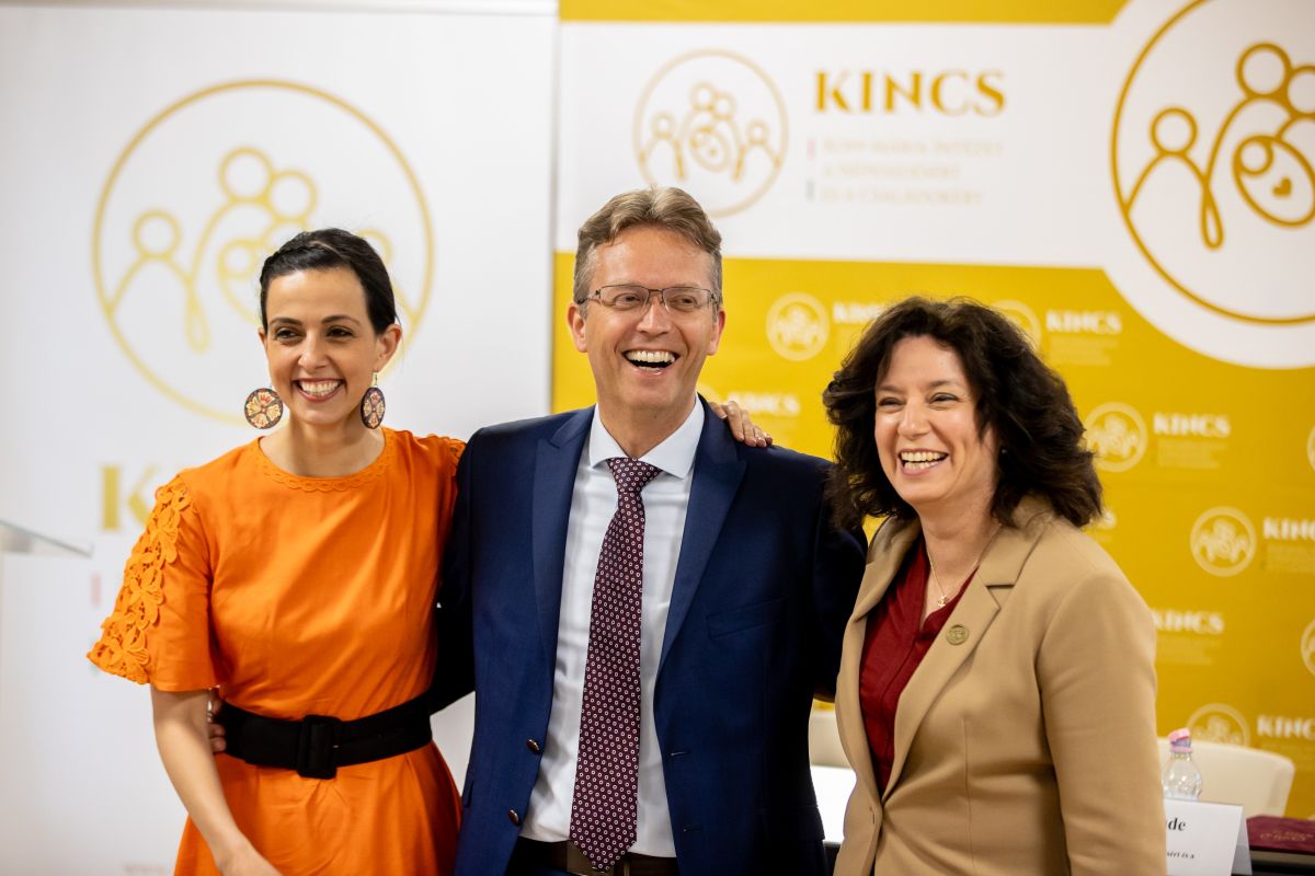 Koncz Zsófia családokért felelős államtitkár, Hankó Balázs kultúráért és innovációért felelős miniszter és Fűrész Tünde, a Kincs elnöke (Fotó: Csudai Sándor)