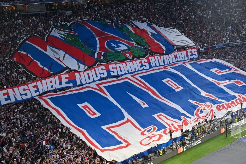 Bajnokok Ligája, BL, döntő, 2025, PSG, Inter, München, 31 May 2025, Bavaria, Munich: Soccer: Champions League, Paris Saint-Germain - Inter Milan, knockout round, final, Munich Football Arena, PSG fans make a choreography before the game with the slogan "T