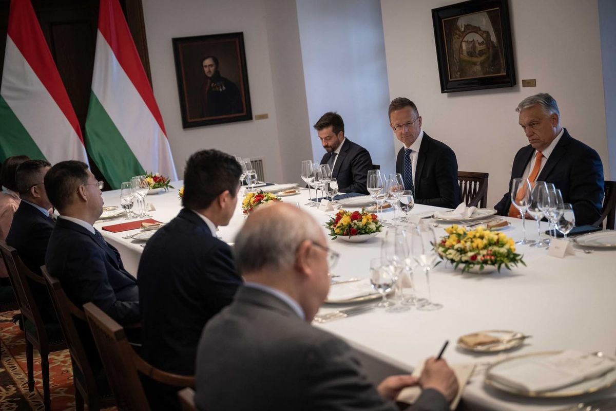 Szijjártó Péter szerint a magyar gazdaság is profitálhat az amerikai–kínai vámháború lezárásából.