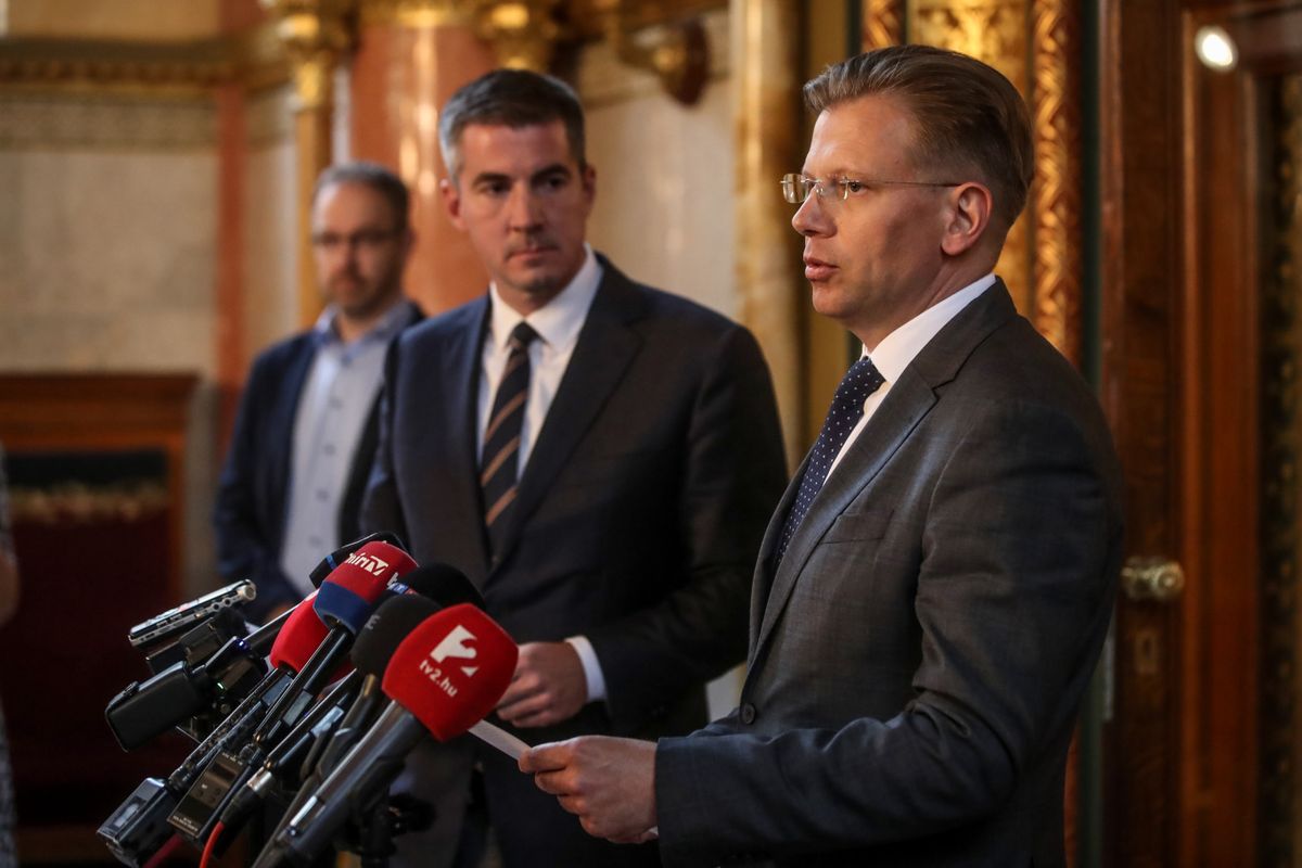 Kocsis Máté, a Fidesz frakcióvezetője és Barthel-Rúzsa Zsolt, a Katonai Nemzetbiztonsági Szolgálat (KNBSZ) irányításáért felelős államtitkár közös sajtótájékoztatót tart a Nemzetbiztonsági Bizottság ülését követően
