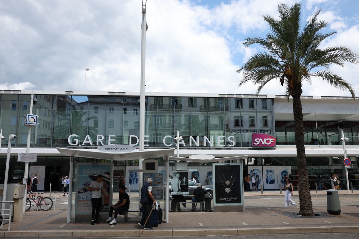 Hatórás áramszünet bénította meg Cannes környékét. A történtekért egy névtelen csoport vállalta a felelősséget egy aktivista oldalon.