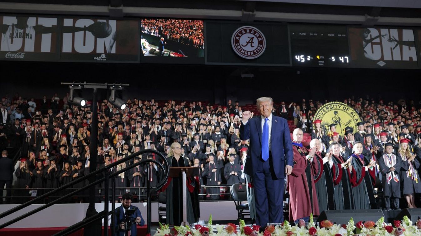 Donald Trump amerikai elnök lesétál a színpadról, miután beszédet mondott a végzős diákoknak az Alabamai Egyetemen (Fotó: AFP)