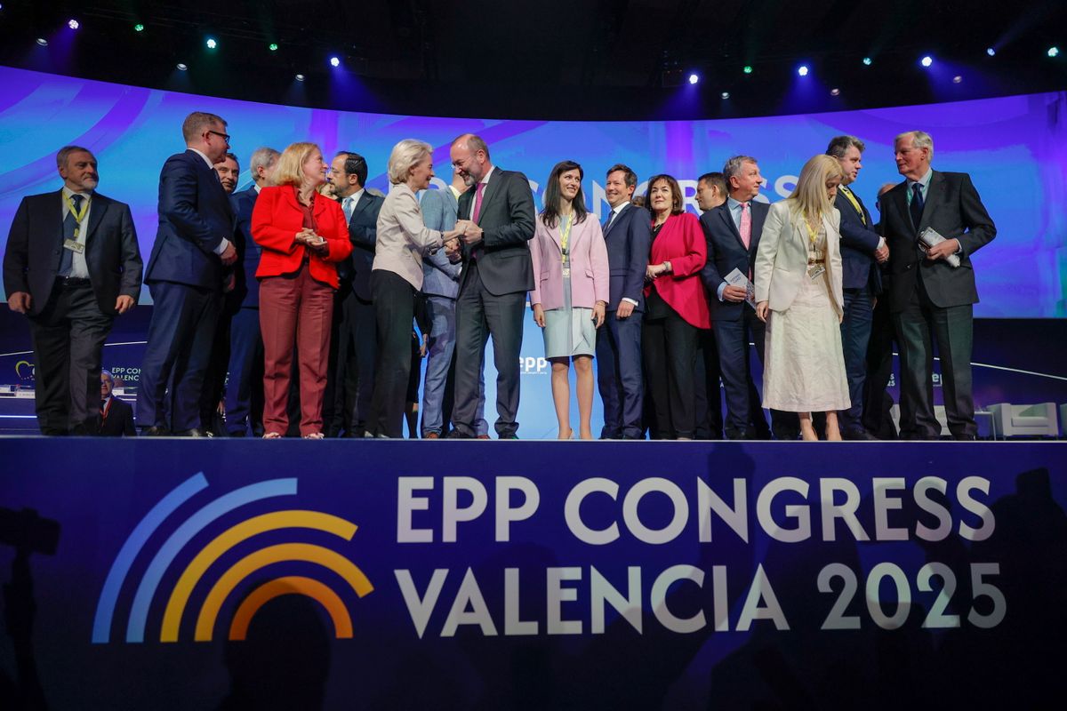 Valencia, 2025. április 30.
Csoportképhez állnak fel a résztvevők az Európai Parlament legnagyobb képviselőcsoportja, a kereszténydemokrata Európai Néppárt (EPP) valenciai kongresszusának nyitóülésén 2025. április 29-én. Ursula von der Leyen, az Európai Bizottság elnöke (k, balra) és Manfred Weber, az EPP elnöke (k).
MTI/EPA/EFE/Kai Försterling