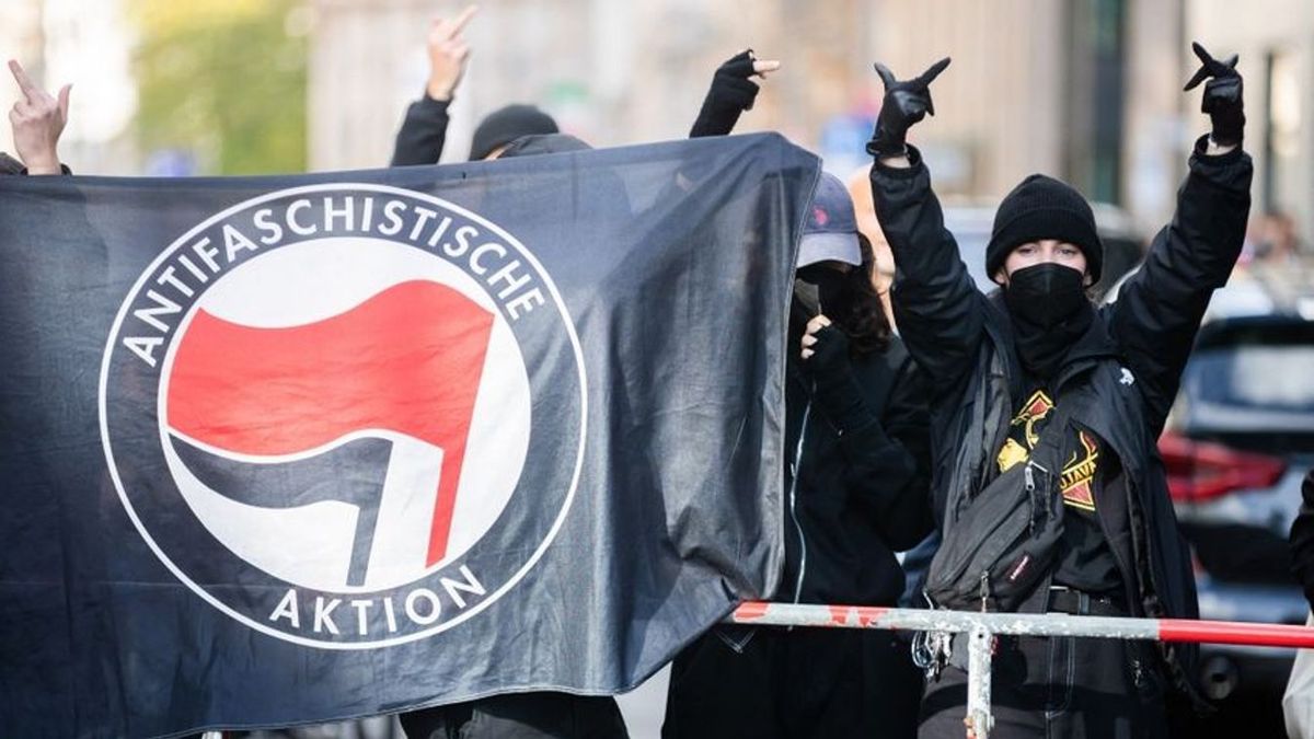 Antifa támadók miatt kellett menekülnie a Hír TV stábjának