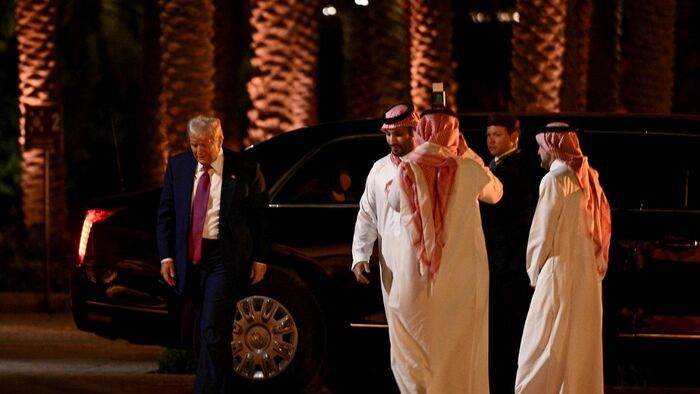 Donald Trump amerikai elnök és Mohammed bin Szalman szaúdi koronaherceg látogatásra érkezik a szaúdi főváros, Rijád külvárosában lévő Diriyah régi kerületébe 2025. május 13-án.