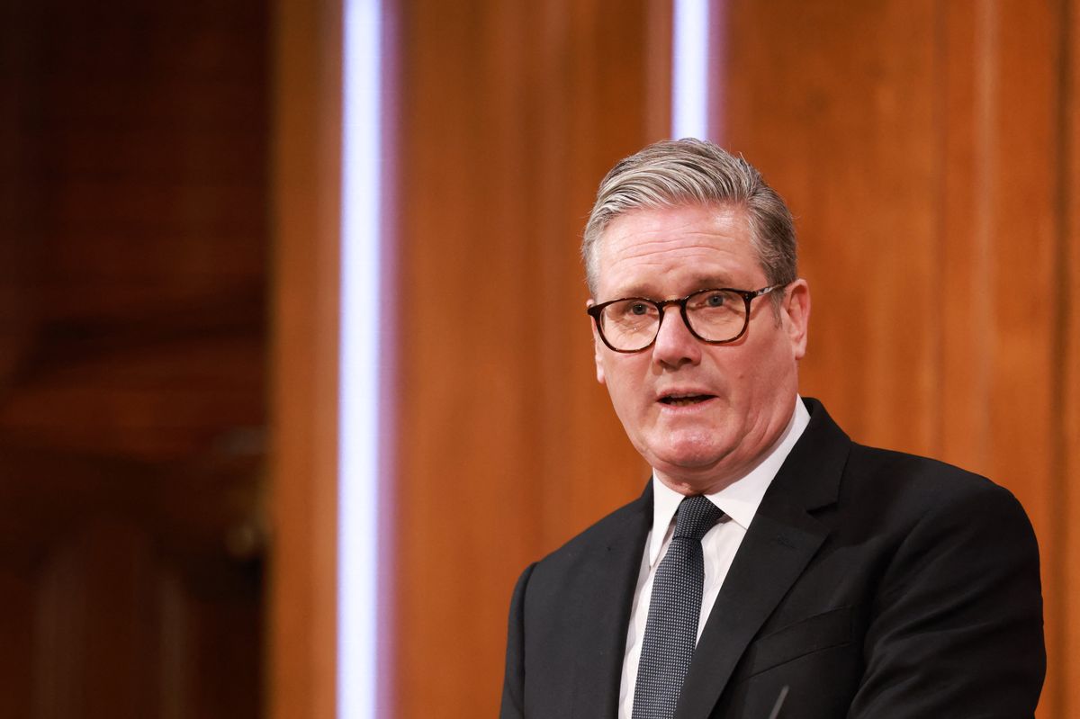 Keir Starmer brit miniszterelnök beismerte, hogy a migráció nem ösztönzi a gazdaságot, és társadalmi feszültséget okozhat a túlzott bevándorlás.