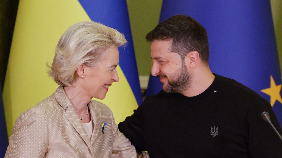 Kijev, 2023. november 4.
Ursula von der Leyen, az Európai Bizottság elnöke és Volodimir Zelenszkij ukrán elnök a kijevi megbeszéléseit követő sajtóértekezleten 2023. november 4-én, az Ukrajna elleni orosz háború alatt.
MTI/EPA/Szerhij Dolzsenko