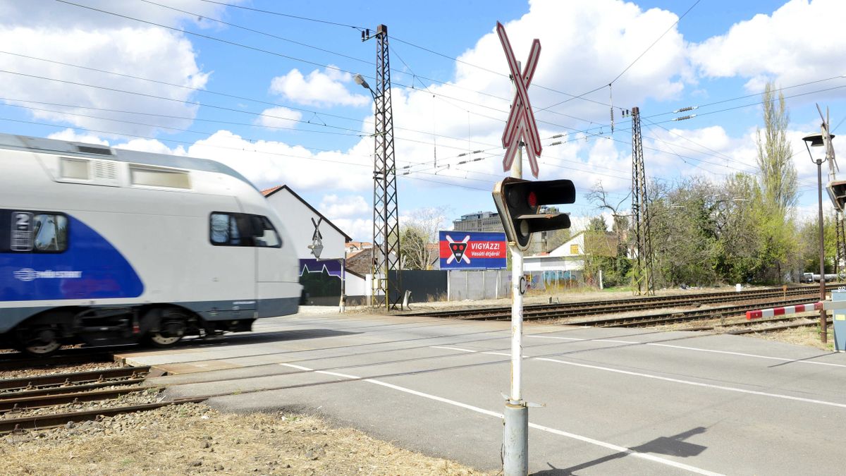Budapest, 2022. április 11.
Vonat halad a XV. kerületi Szerencs utca és Elem utca kereszteződésénél 2022. április 11-én. A vasúti átkelőkben történt balesetek számának drasztikus növekedése miatt a MÁV figyelemfelkeltő vasútbiztonsági kampányt indít.
MTI/Kovács Attila