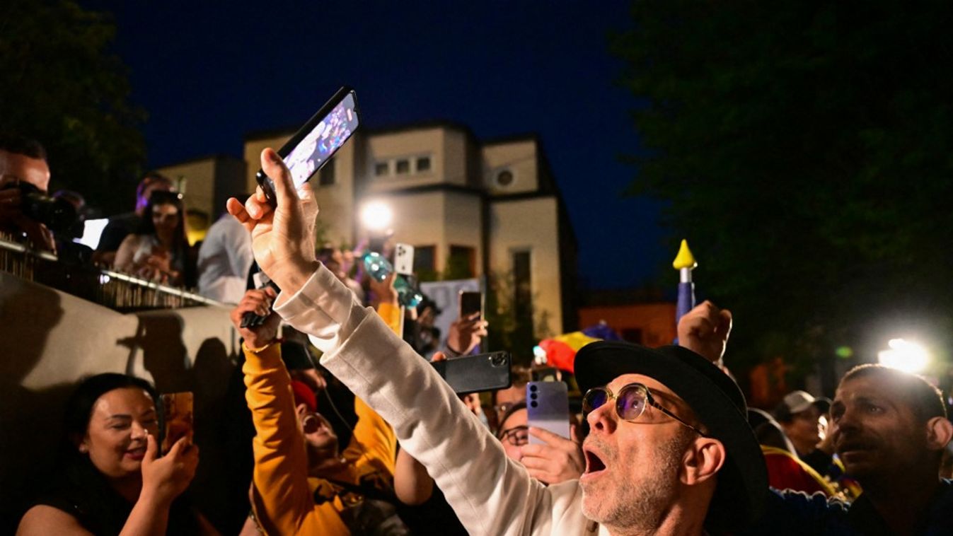 Ünneplik a győzelmet Simion hívei (Fotó: AFP)