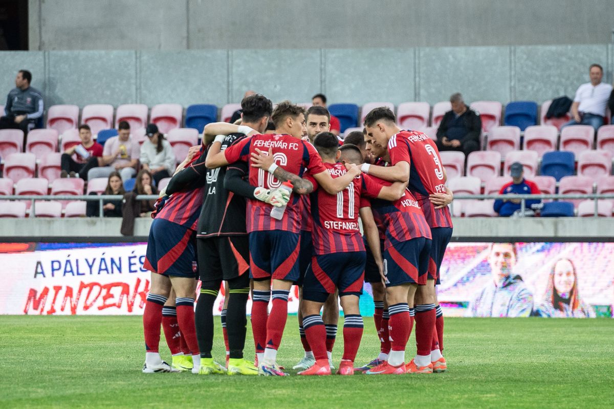 Összezárnak a Fehérvár FC játékosai. Számíthatnak a szurkolók támogatására a DVSC ellen, a csapat a 2025-25-os idénytől ismét Videoton név alatt szerepelhet
