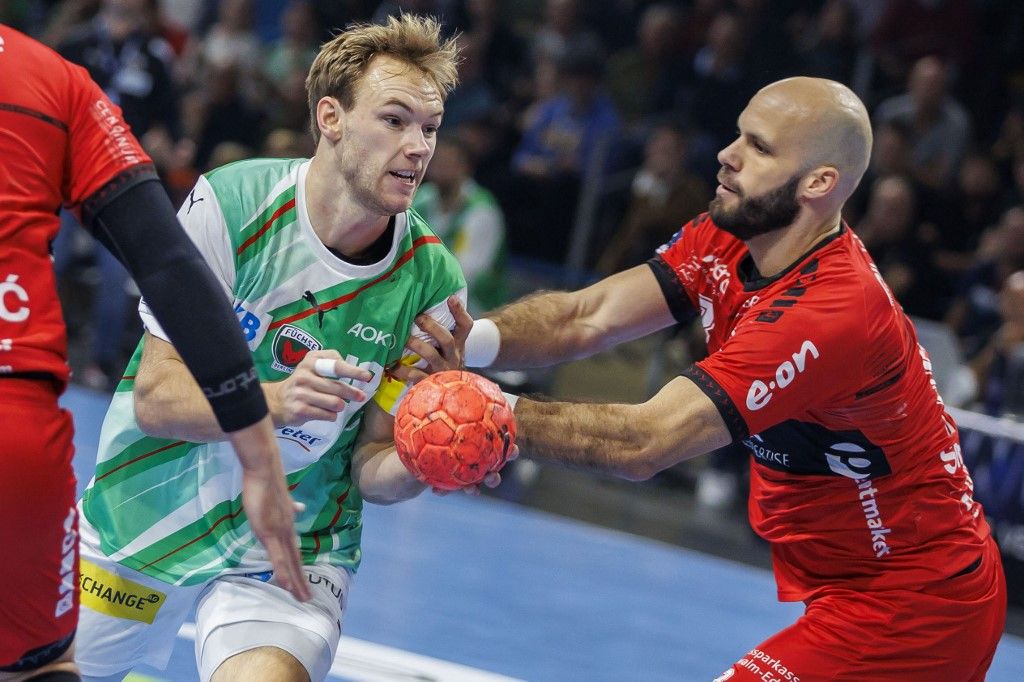Akár Sipos Adrián (jobbra) Mathias Gidsel elleni védekezése is eldöntheti a Melsungen és a Füchse Berlin mérkőzését a német kézilabda Bundesliga rangadóján