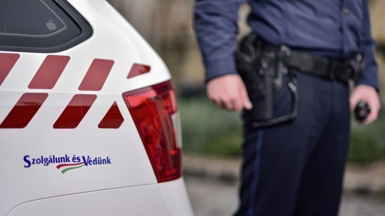Életveszélyesen megsérült a kislányát pedofil-gyanús bűnözőtől védő férfi Kenderesen