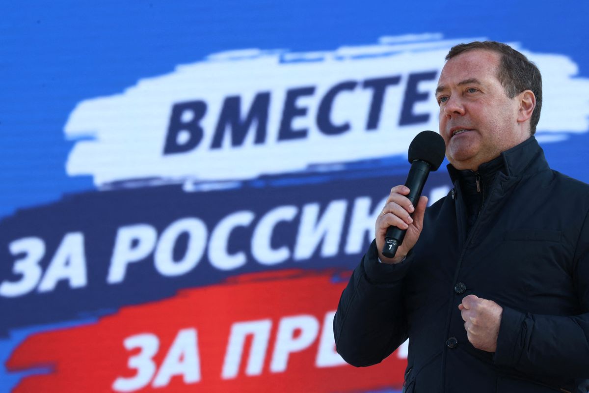 Dmitrij Medvegyev gúnyt űzött a francia elnökből