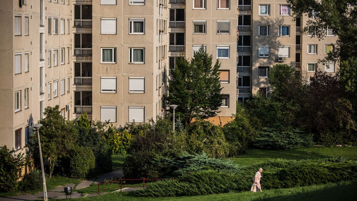 Tömegesen tárcsázták a 112-t, mert egy fiatal lány lógott ki a panzió ablakából Angyalföldön + videó