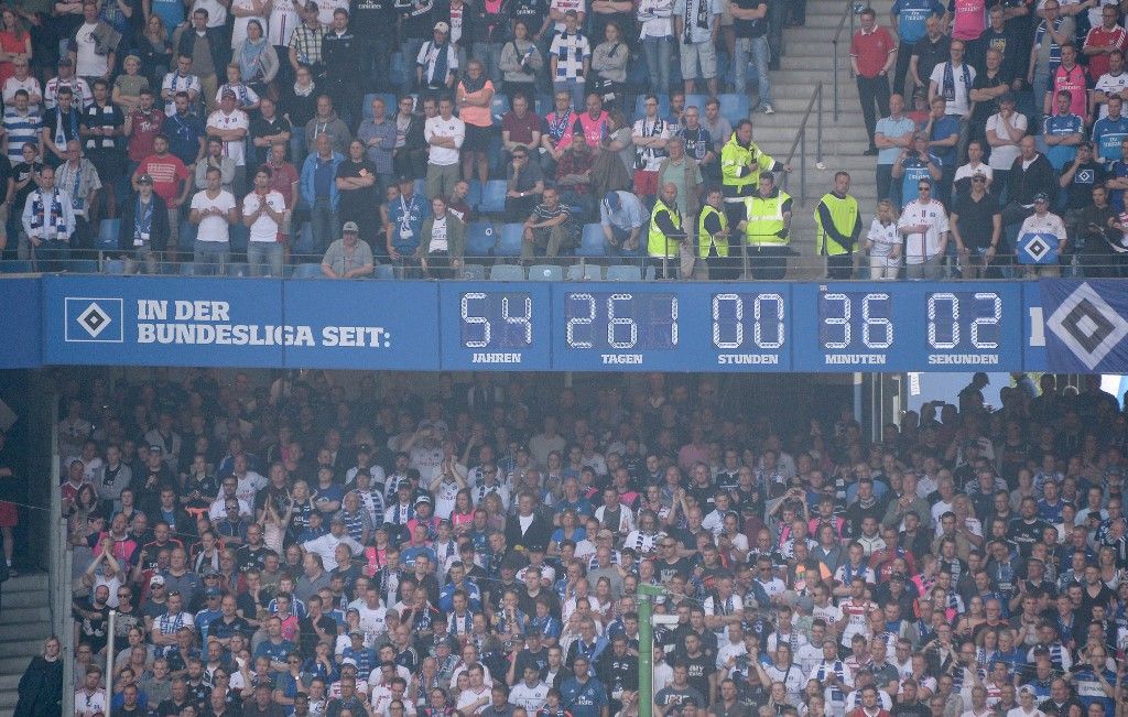 A Volksparkstadion legendás óriásórája 2018. május 12-én, a Hamburg élvonalbeli búcsújakor. Most újraindulhat a számlálás.