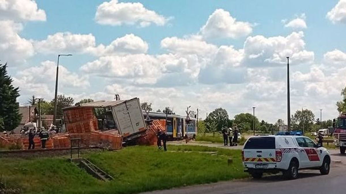 Két ember megsérült és a kacsák is szétszéledtek, miután baromfiszállítóval balesetezett a személyvonat