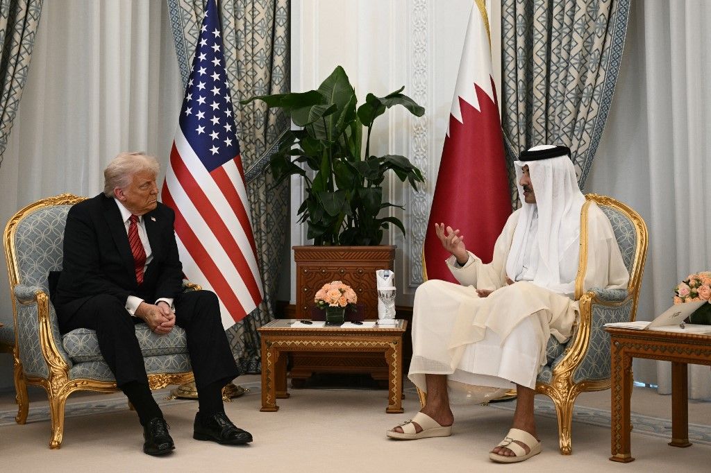 Katar emírje, Tamim bin Hamad al-Thani sejk találkozik Donald Trump amerikai elnökkel a katari fővárosban, Dohában 2025. május 14-én.