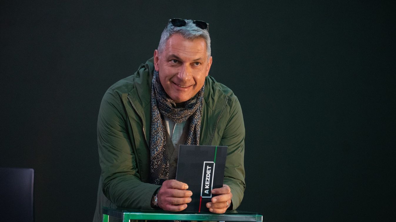 A miniszter bókolt a sajtótájékoztatón.

Facebook/Lázár János