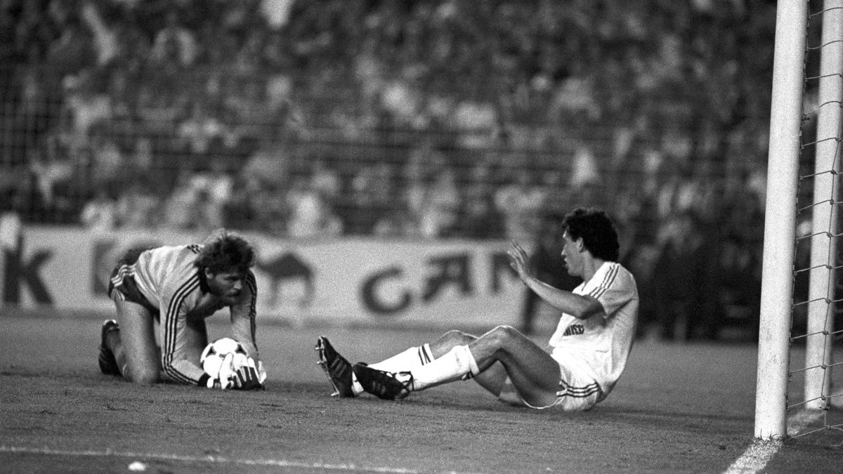 Madrid, 1985. május 22.
Disztl Péter, a Videoton kapusa (b) hárítja a Real Madrid játékosának lövését a Real Madrid-Videoton UEFA Kupa labdarúgó döntõ mérkõzésen a Bernabéu-stadionban. A mérkõzés végeredménye: 0:1, összesítésben az UEFA Kupa gyõztese 3:1-es eredménnyel a Real Madrid csapata.
MTI Fotó: -